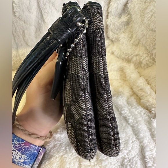 EUC COACH DOUBLE ZIP CANVAS WRISTLET IN BLACK AND GRAY - Picture 6 of 11